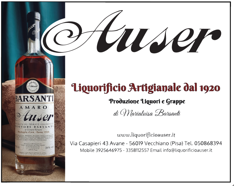 Due bottiglie di Amaretto Barsanti, decorate con fiocchi rossi, esposte su un drappo di raso giallo dorato.