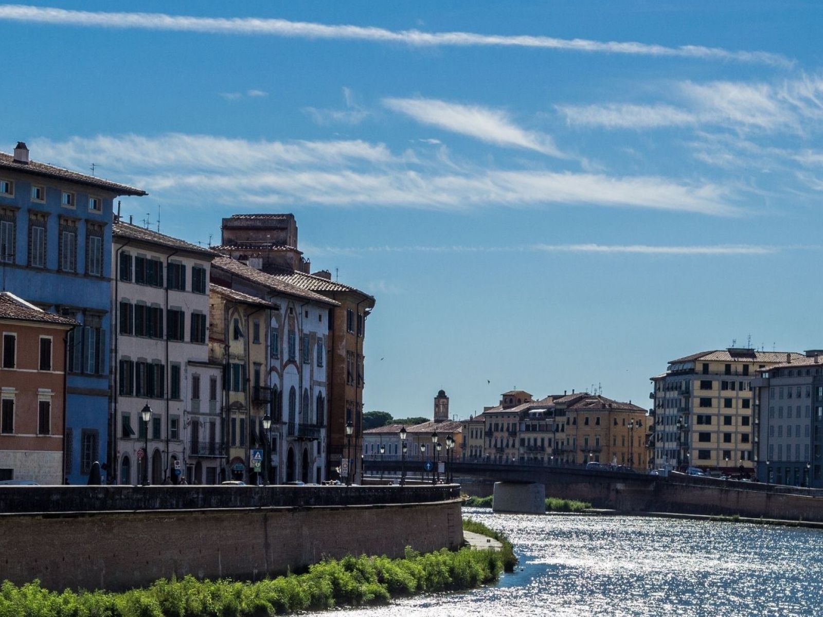 Lungarno di Pisa con palazzi storici sulla destra