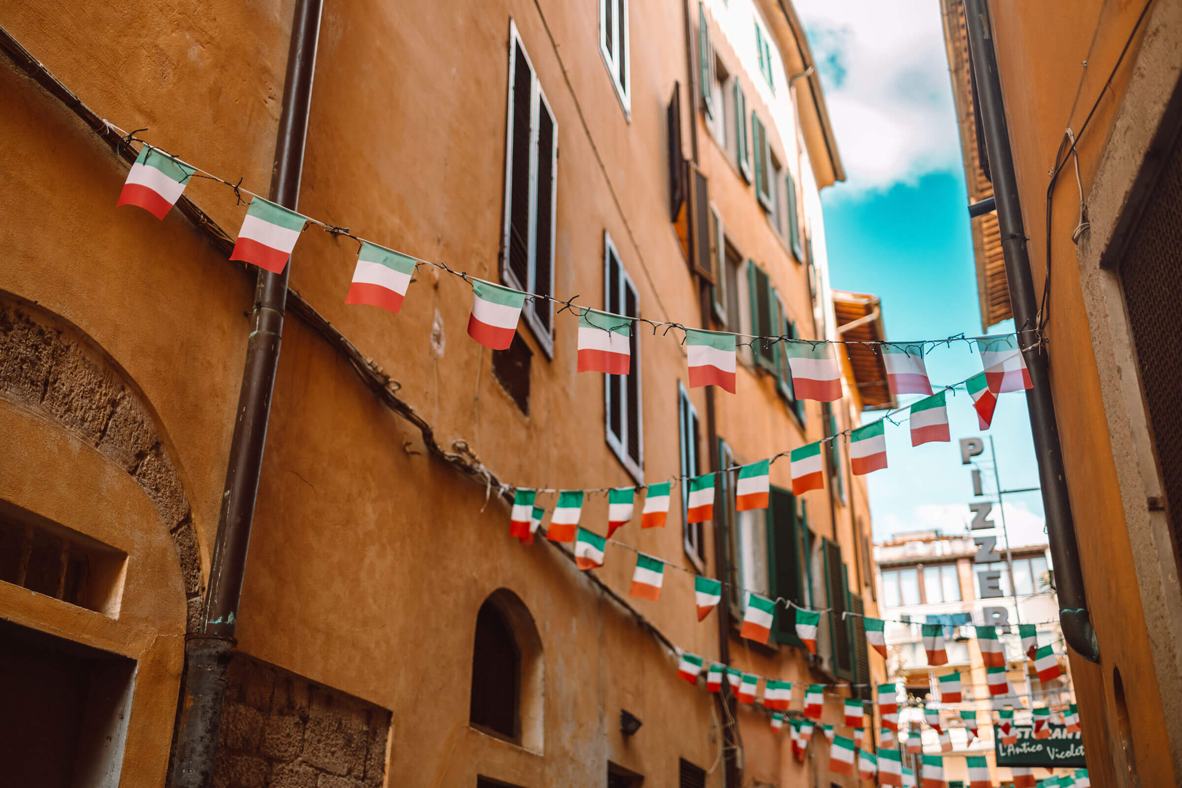 Bandiere italiane nelle strade di Pisa