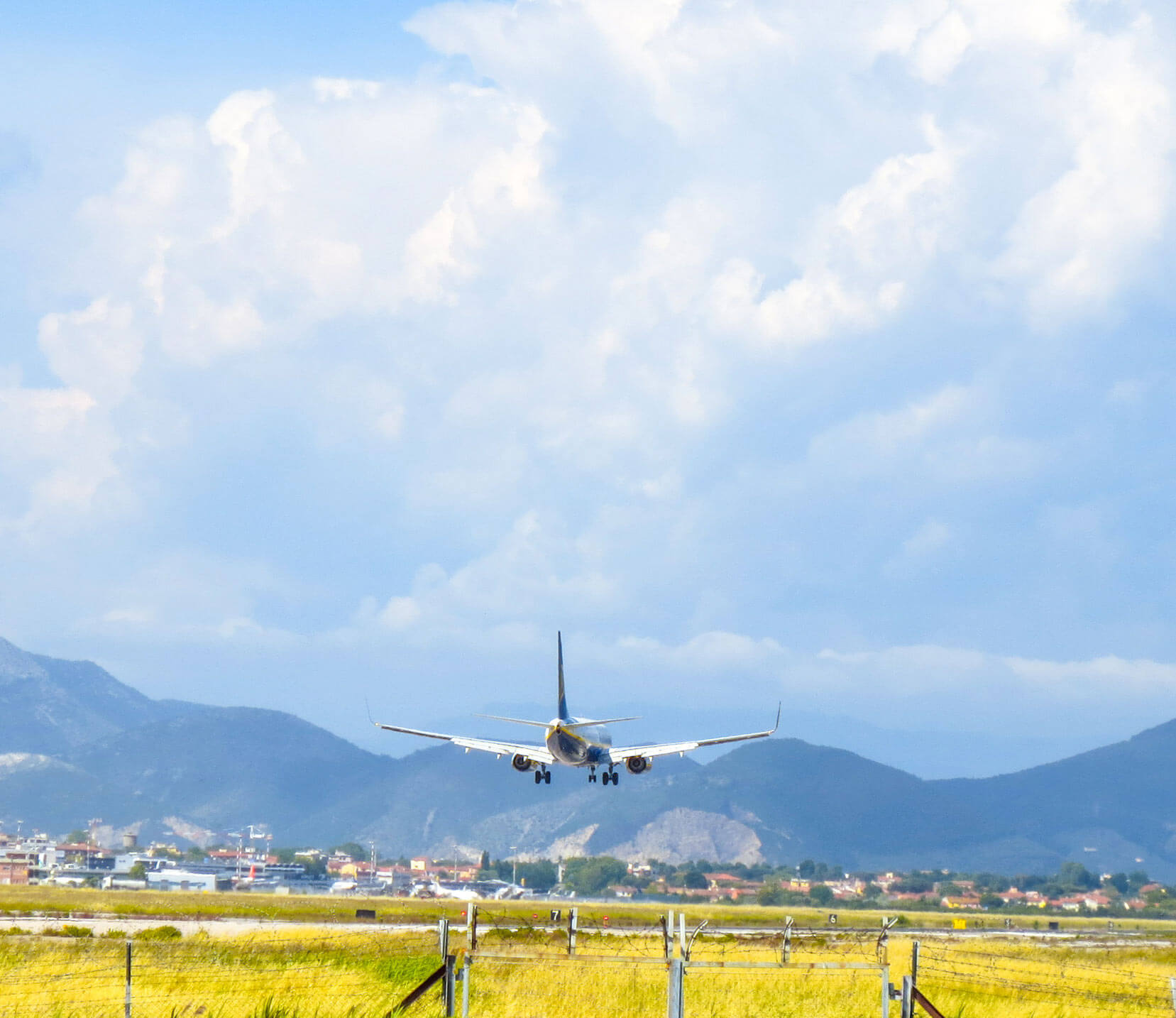 Aereo che atterra aeroporto Pisa