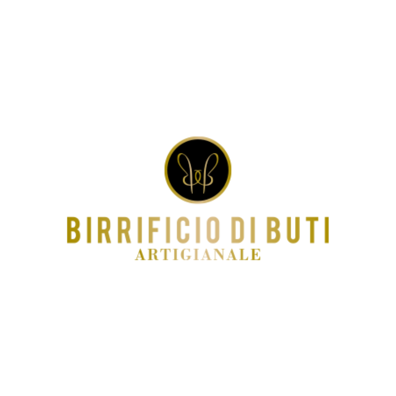 Interno del Birrificio di Buti con pareti in legno, lungo tavolo per le degustazioni, bottiglie di birra artigianale, bicchieri e scaffali espositivi illuminati.