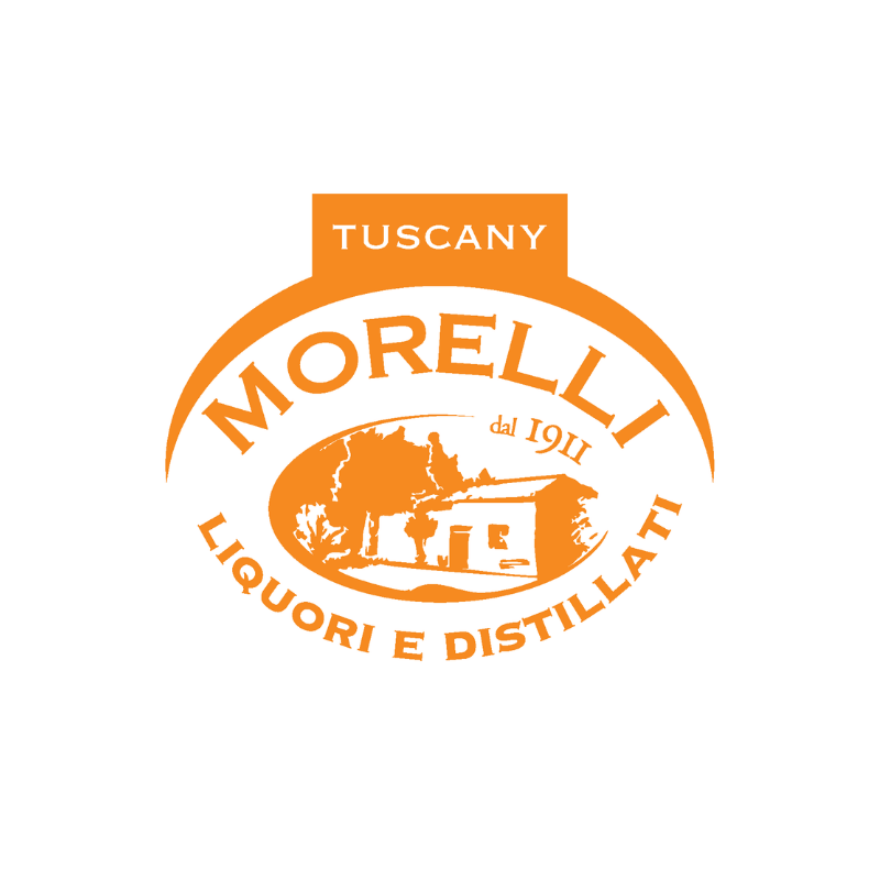 Scaffali in legno con un’ampia selezione di liquori e distillati Liquori Morelli, disposti in bottiglie di diversi formati, colori ed etichette