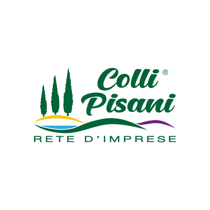 Donna con cappello di paglia seduta tra i filari di lavanda, accanto a un cestino da picnic e a una lanterna, con colline toscane e il mare sullo sfondo.