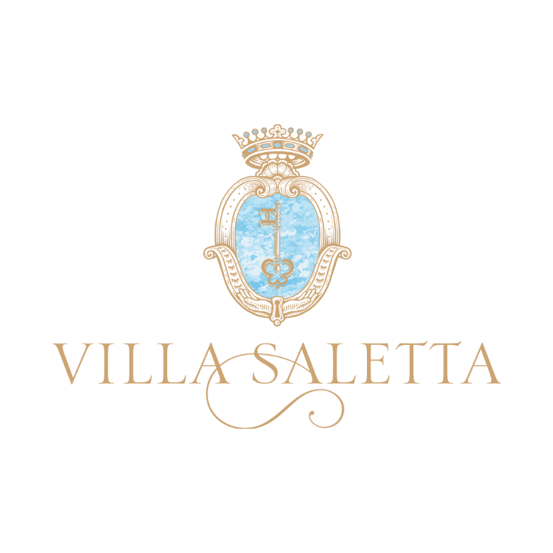 Uomo in piedi tra grandi botti di legno all’interno della cantina di Villa Saletta.