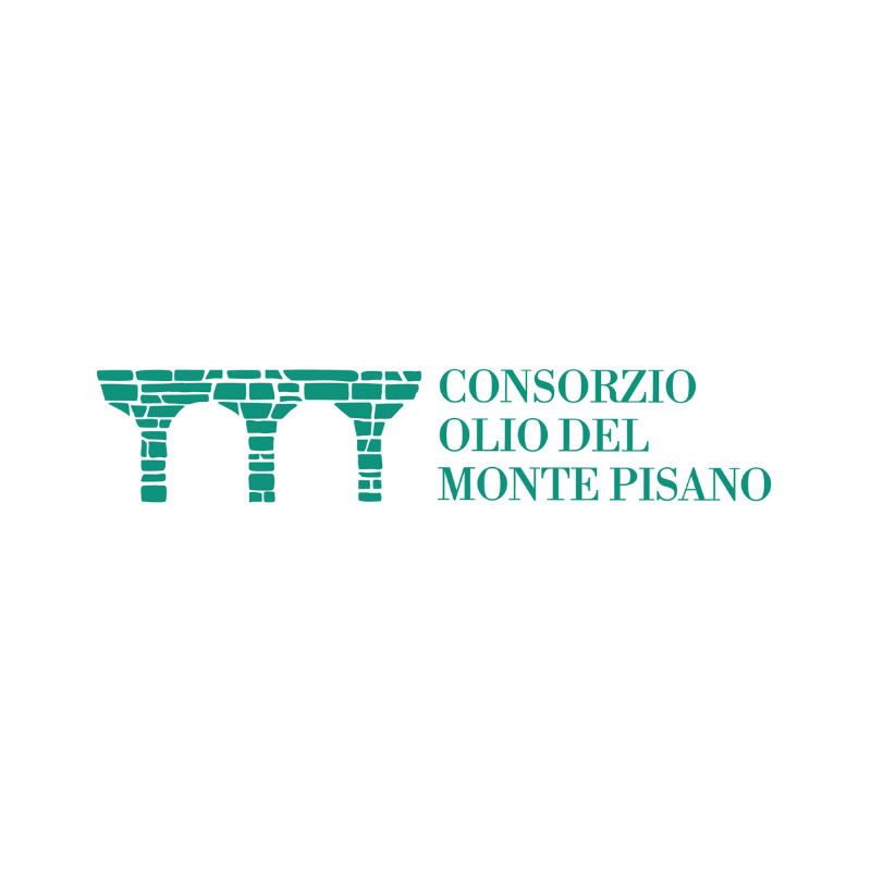 Logo verde del Consorzio Olio del Monte Pisano, con tre colonne stilizzate in pietra affiancate dal nome del Consorzio.