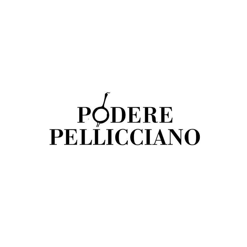Famiglia di Podere Pellicciano ritratta tra i filari della tenuta sulle colline di San Miniato; alcune persone tengono in mano calici di vino rosso.