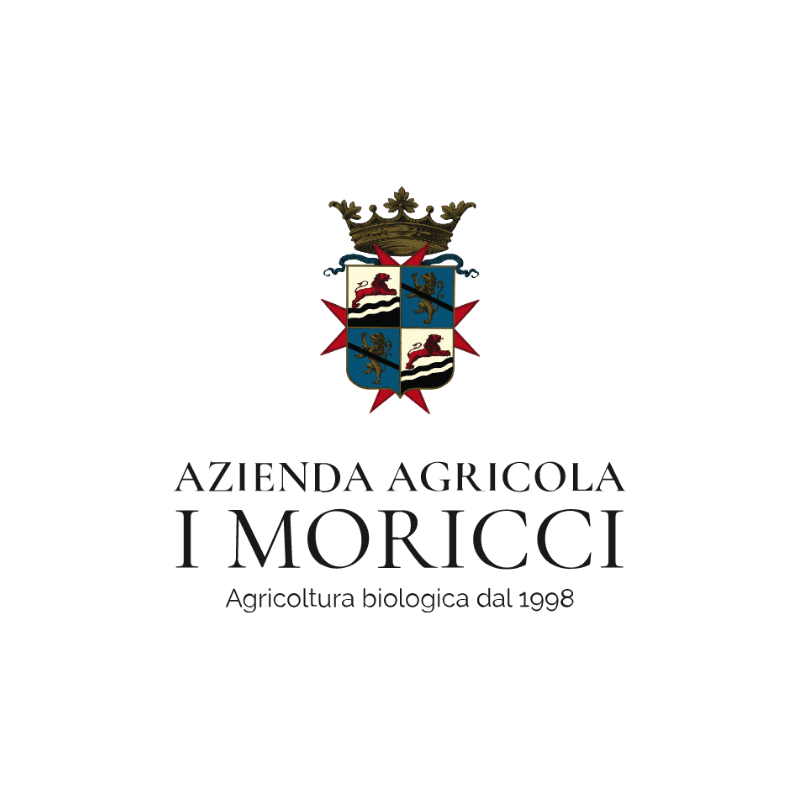 Veduta aerea dell’Azienda Agricola I Moricci, con la villa circondata da oliveti, cipressi e verdi colline nel paesaggio rurale di Peccioli.