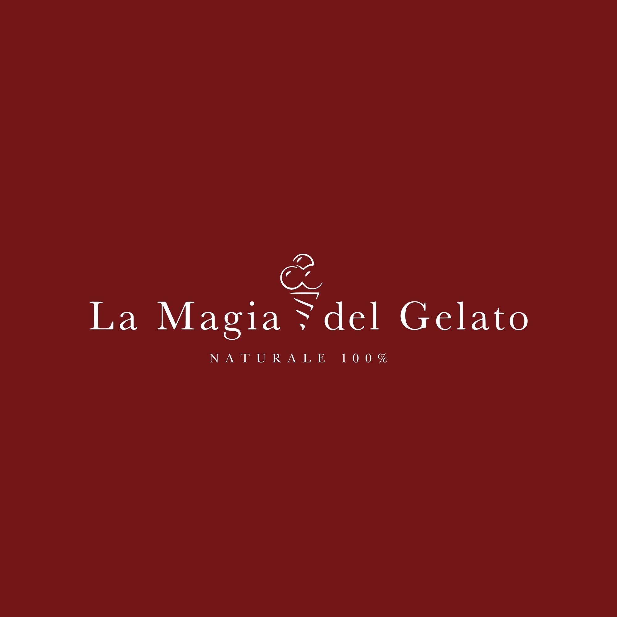 Gelato cremoso bianco in una vaschetta d’acciaio, decorato con salsa arancione e granella croccante, fotografato dall’alto su un piano chiaro