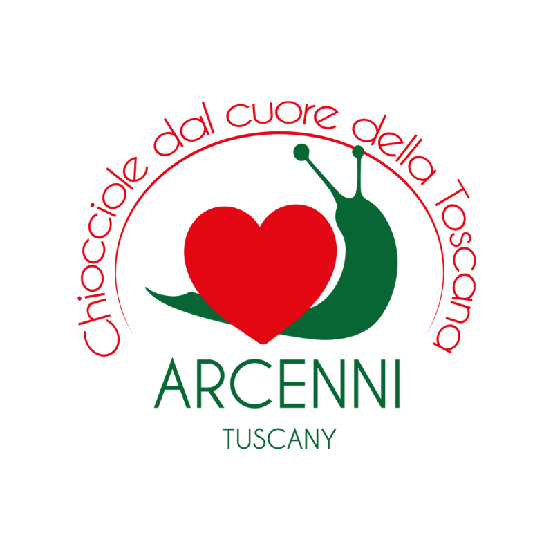 Primo piano di una chiocciola sul braccio di una persona che indossa una maglietta bianca con il logo Arcenny Tuscany, sullo sfondo di un allevamento all’aperto sfocato.
