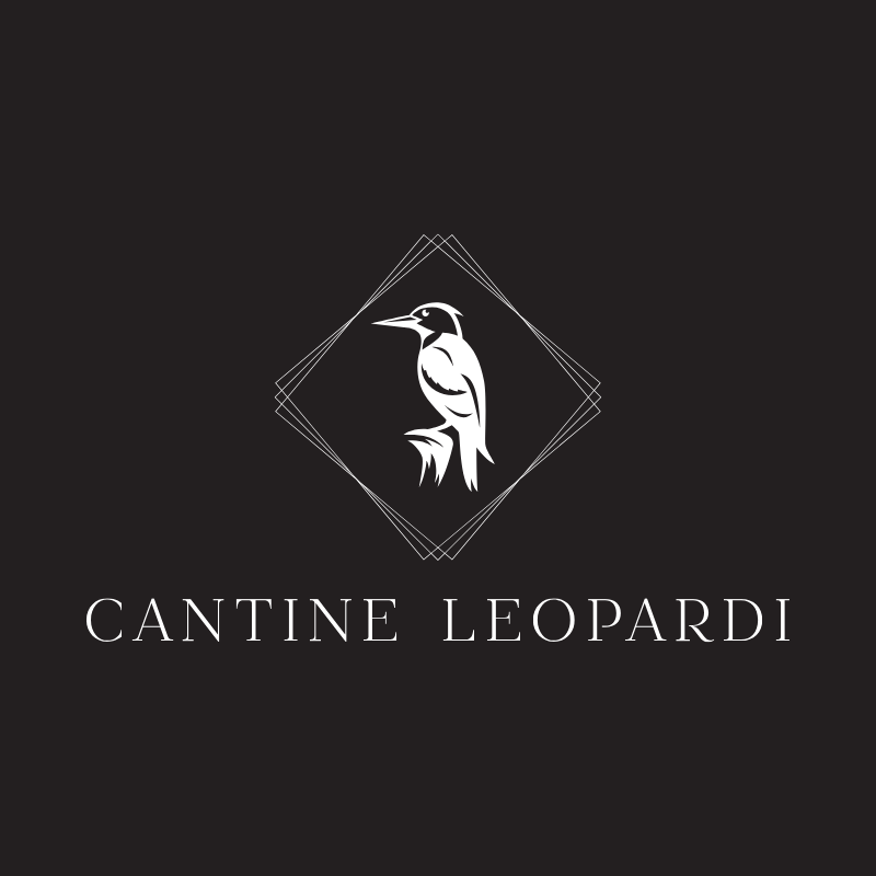 Quattro bottiglie di vino Cantine Leopardi disposte su un piano in legno: Vermentino ’48, Aspasia Rosato, Infinito Bianco IGT Toscana e Infinito Rosso IGT Toscana, su sfondo bianco.