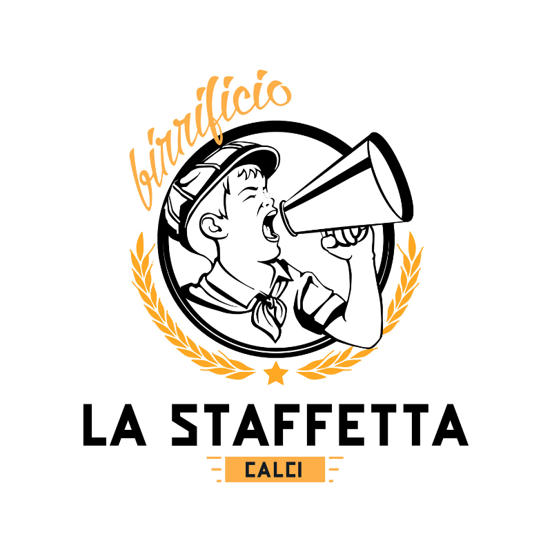Tap Room del Birrificio La Staffetta di Calci con birraio al bancone e clienti durante una degustazione.