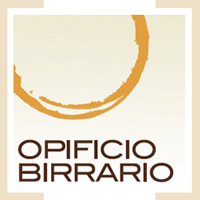 Bottiglie di birra artigianale Opificio Birrario disposte su un tavolo in legno tra spighe e chicchi di cereali, con in evidenza le etichette Demetra, Noctua, Odiosa e Brama.