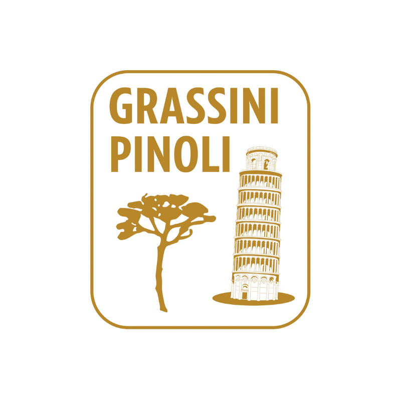 Ciotola in legno colma di pinoli sgusciati, con un piccolo mestolo di legno appoggiato sopra e alcuni pinoli sparsi su un tavolo rustico.