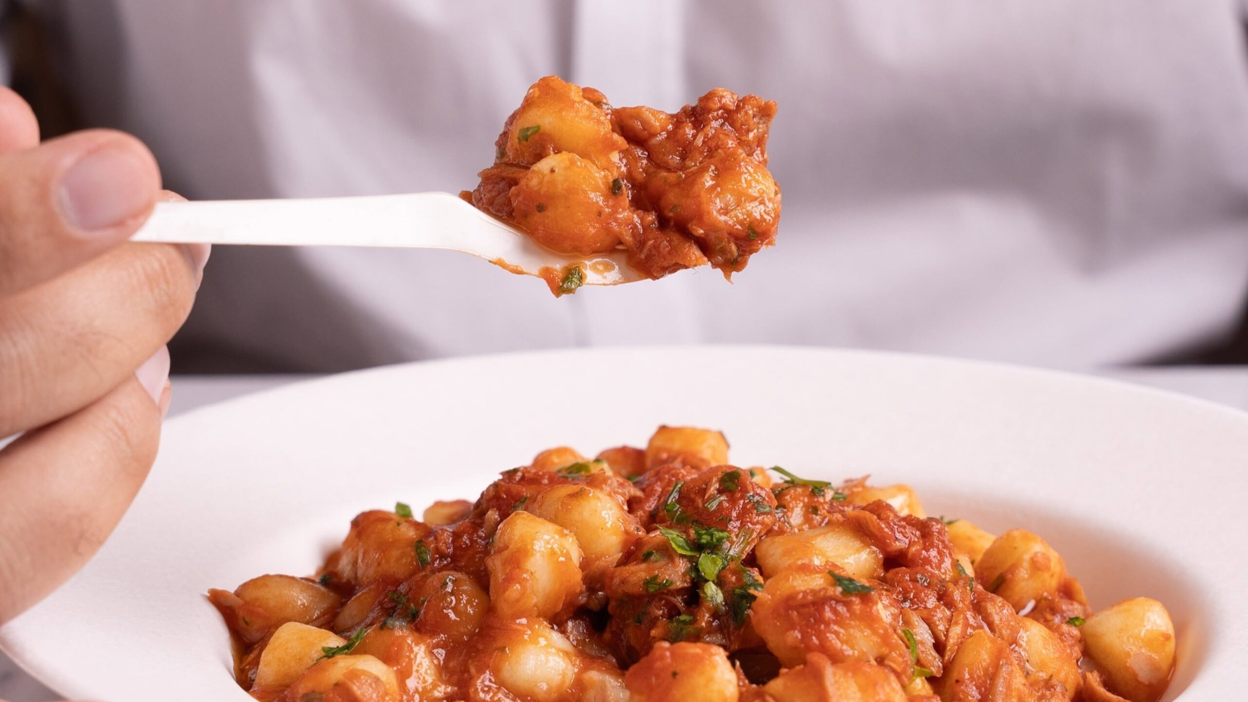 piatto di gnocchi conditi con sugo
