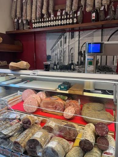 interno bottega con salumi