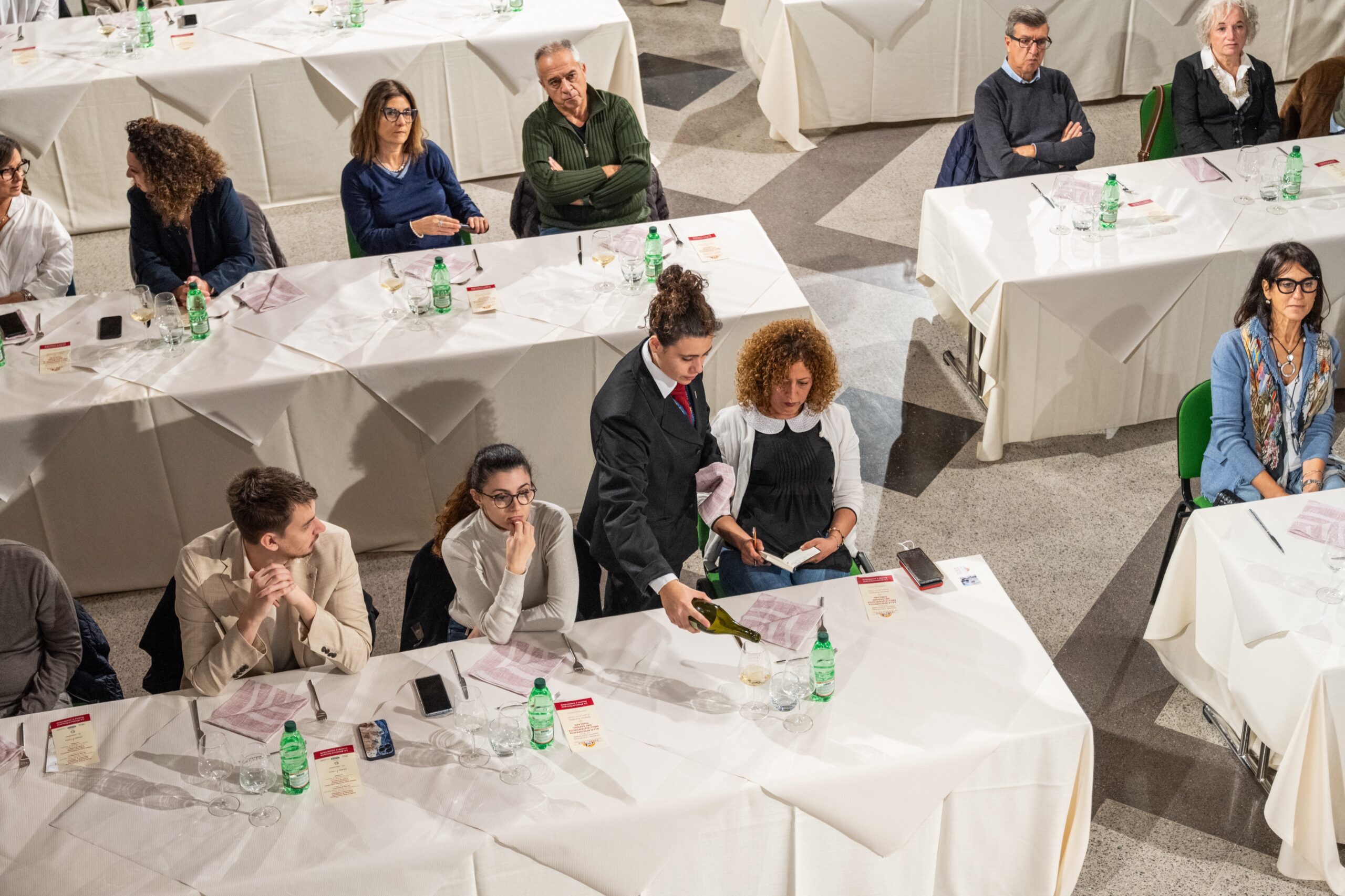 vista sala con degustazione vino