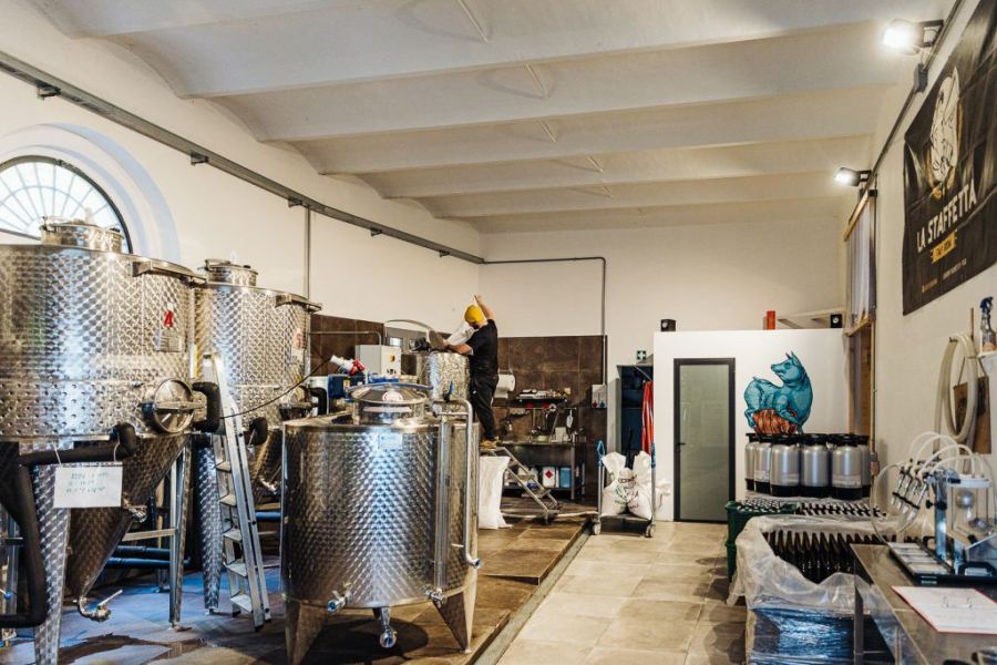 Interno del birrificio la staffetta