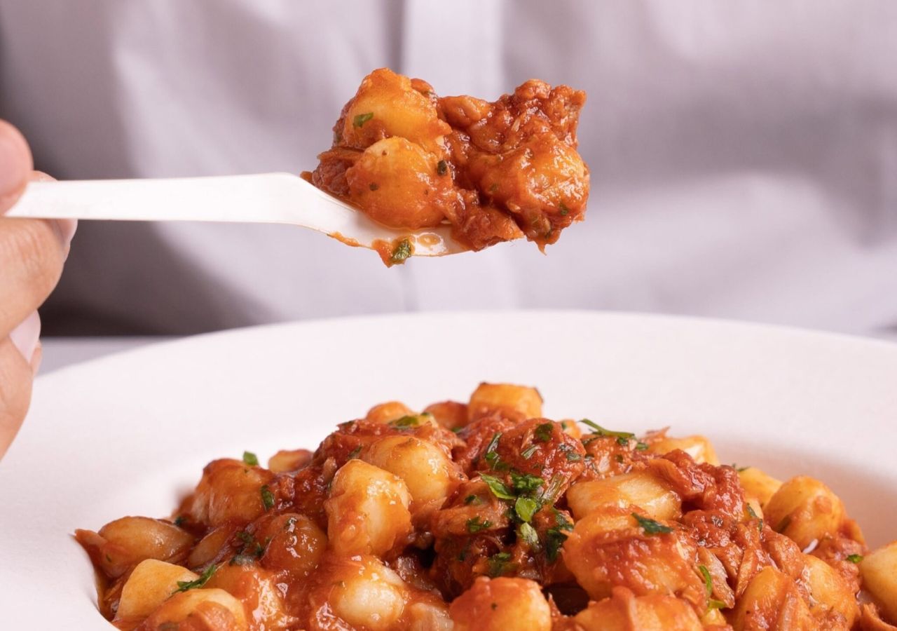 piatto di gnocchi conditi con sugo