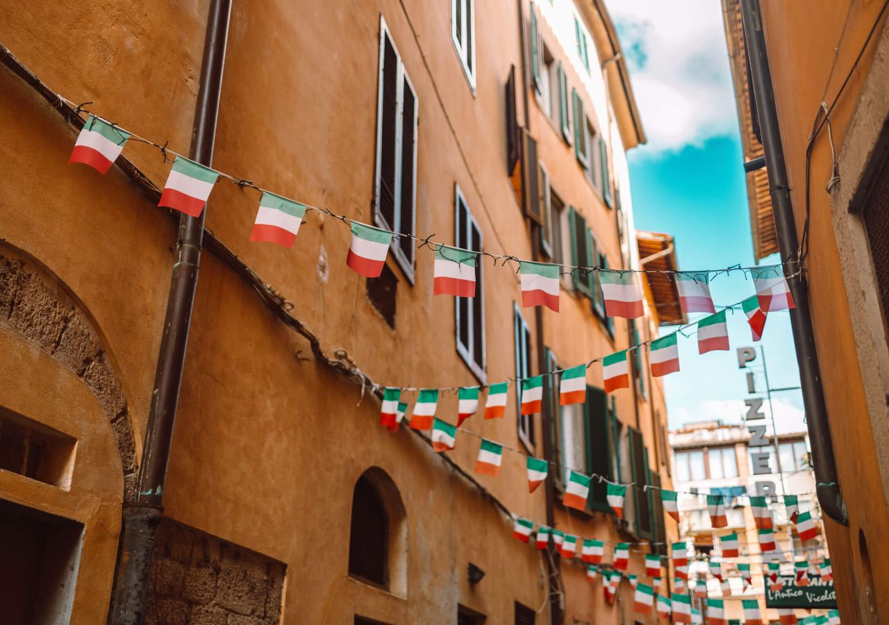Bandiere italiane nelle strade di Pisa