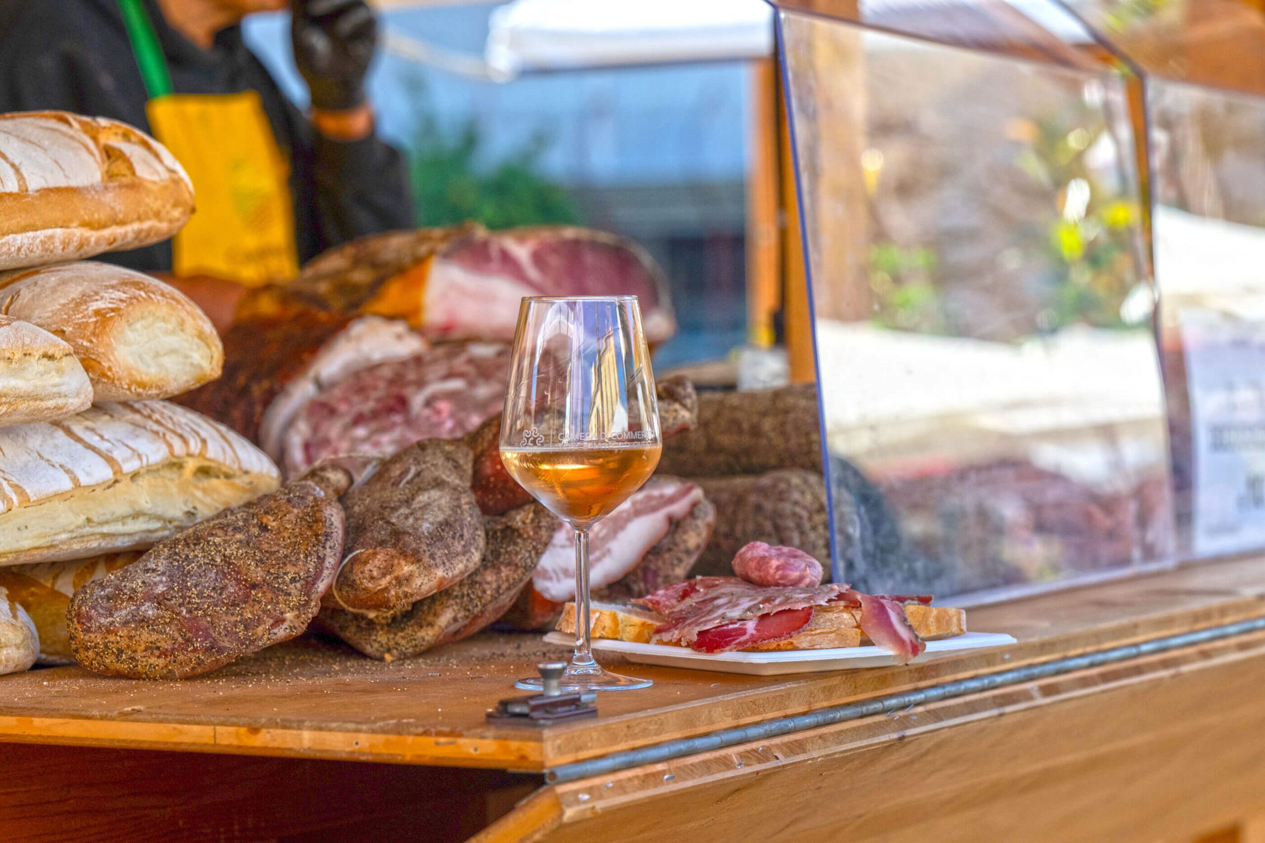 Primo piano di vino e salumi, prodotti tipici al Food & Wine Festival