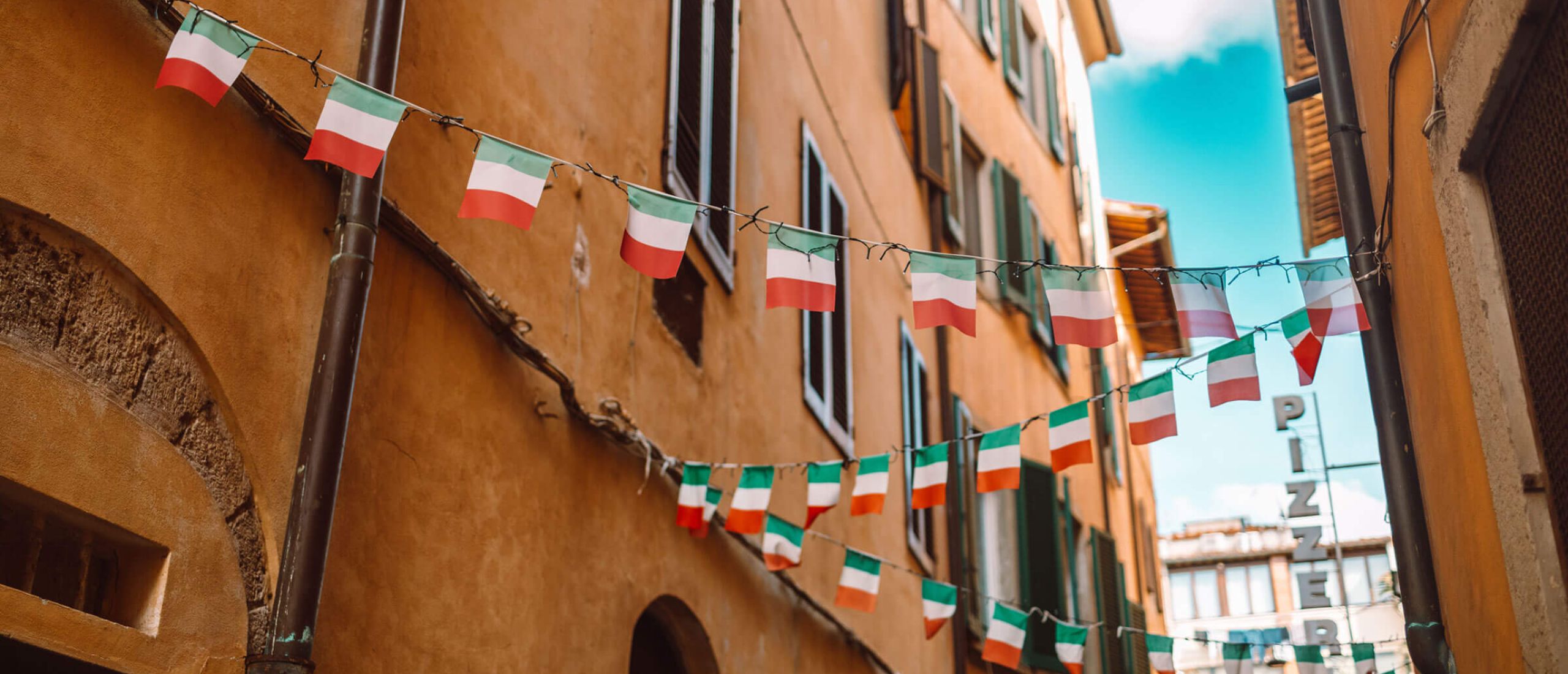 Bandiere italiane nelle strade di Pisa