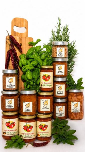Cuoco durante una dimostrazione gastronomica all’aperto, mentre prepara e confeziona un ragù in barattolo davanti a una padella, con pane e ingredienti sul banco.